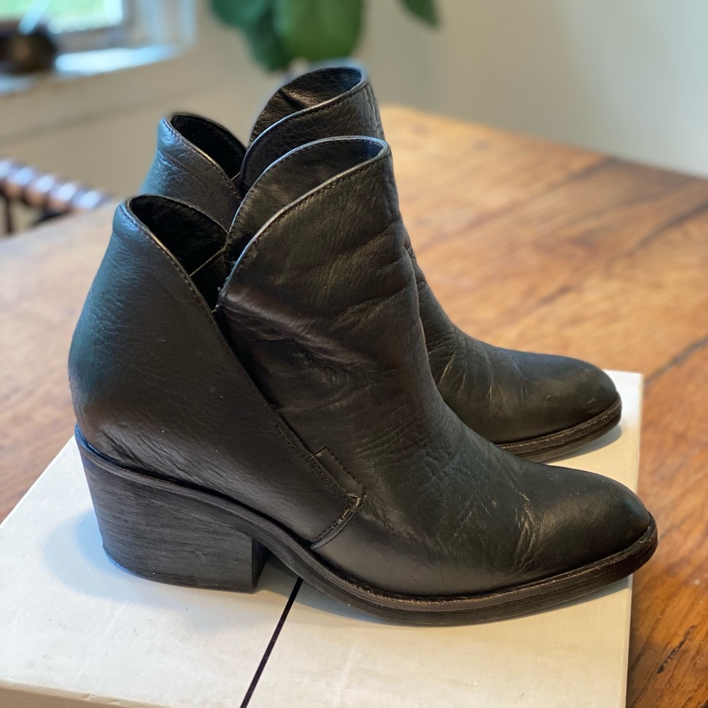 DOLCE VITA Teague, black size 8 modern boots.